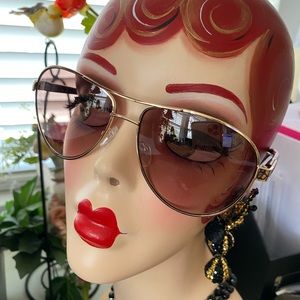 GUESS Aviators With a really nice case. These are in like new condition!